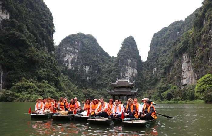 ​  Đoàn đại biểu dự hội nghị Việt - Pháp đi thực tế, khảo sát tại Ninh Bình