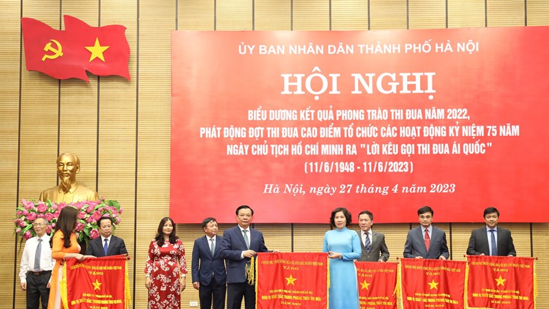 Hội LHPN Hà Nội vinh dự nhận Cờ thi đua của Chính phủ tặng đơn vị xuất sắc trong phong trào thi đua năm 2022