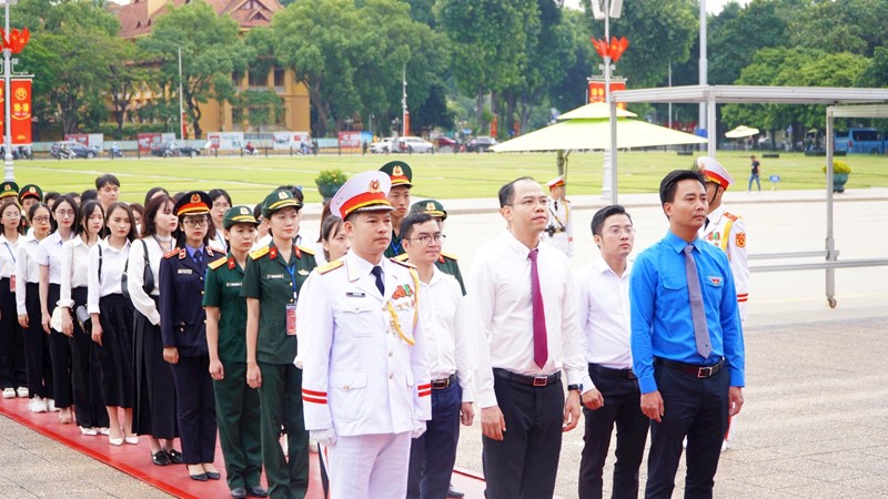 Các thủ khoa xuất sắc Thủ đô Hà Nội báo công dâng Bác