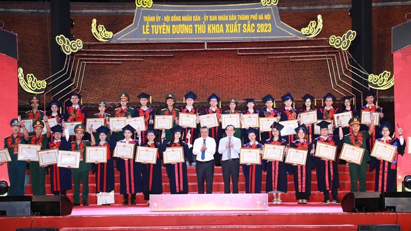 Tuyên dương, tôn vinh thủ khoa là việc làm thiết thực, có tác dụng khích lệ, động viên kịp thời các thế hệ trẻ