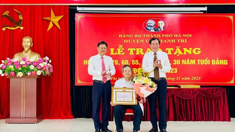 Trưởng ban Tổ chức Thành ủy Hà Nội Vũ Đức Bảo trao tặng Huy hiệu Đảng cho đảng viên lão thành tại thị trấn Văn Điển
