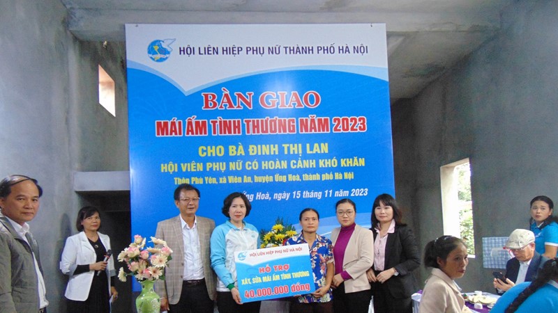​  Bàn giao “Mái ấm tình thương”: Trao yêu thương, sẻ chia khó khăn với phụ nữ nghèo