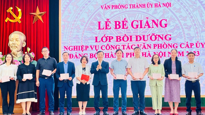 Gần 400 học viên hoàn thành lớp bồi dưỡng nghiệp vụ Văn phòng cấp ủy Đảng bộ thành phố Hà Nội  ​