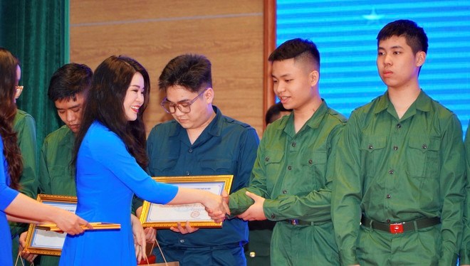 Hà Nội gặp mặt thanh niên tình nguyện lên đường nhập ngũ và quân nhân xuất ngũ tiêu biểu