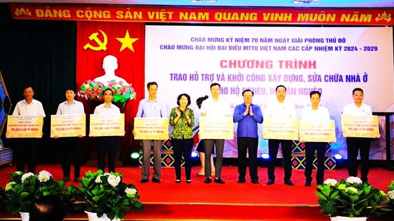 Bí thư Thành ủy Hà Nội dự chương trình trao hỗ trợ và khởi công xây nhà đại đoàn kết tại huyện Ba Vì