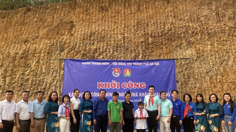 Thành đoàn Hà Nội trao tặng nhà Khăn quàng đỏ cho thiếu nhi Điện Biên
