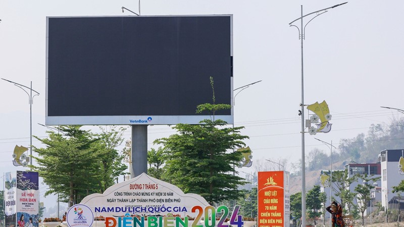 Thành phố Điện Biên Phủ rực rỡ cờ hoa trước ngày đại lễ 7/5