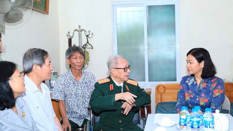 ​  Lãnh đạo Thành phố thăm, tặng quà thân nhân liệt sĩ, chiến sĩ Điện Biên
