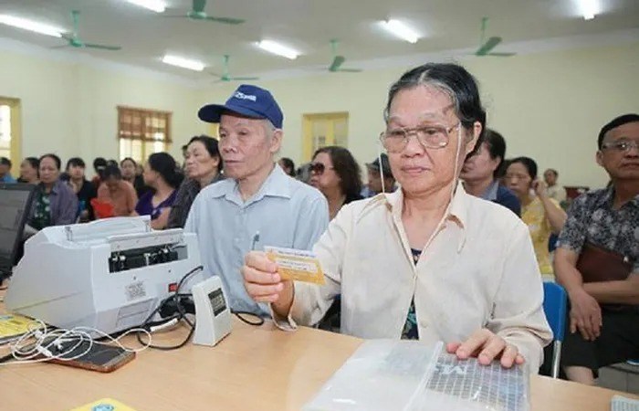 Từ ngày 1/7, Bảo hiểm xã hội Hà Nội đẩy mạnh chi trả lương hưu và các chế độ qua tài khoản