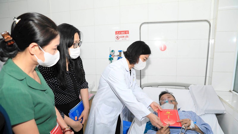 Phó Bí thư Thường trực Thành ủy Hà Nội và lãnh đạo Ủy ban MTTQ Việt Nam thăm hỏi nạn nhân vụ cháy tại Trung Kính