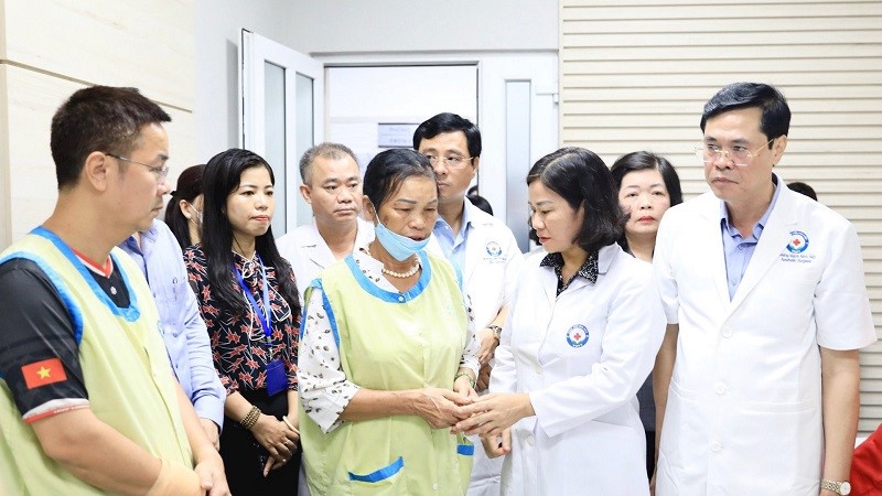 Lãnh đạo Thành phố và Ủy ban MTTQ Việt Nam Thành phố thăm, động viên nạn nhân vụ cháy ở phường Định Công