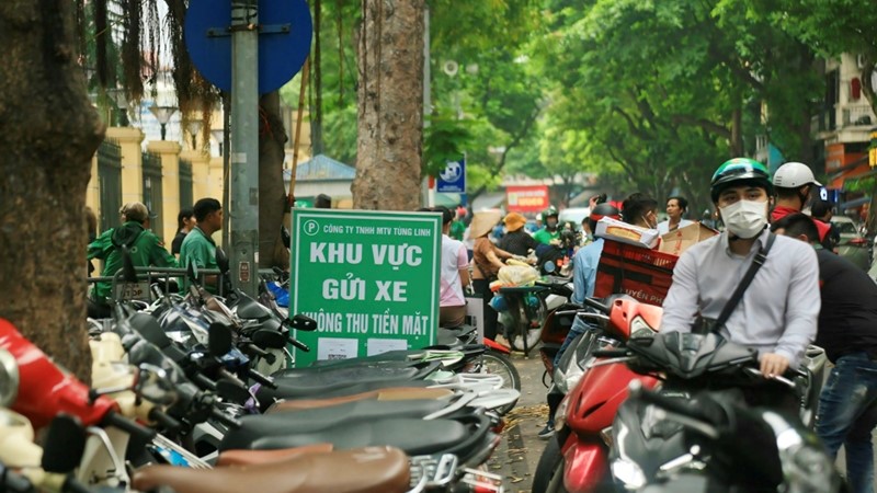 Hà Nội tổ chức triển khai thí điểm việc thu phí đỗ xe không dùng tiền mặt