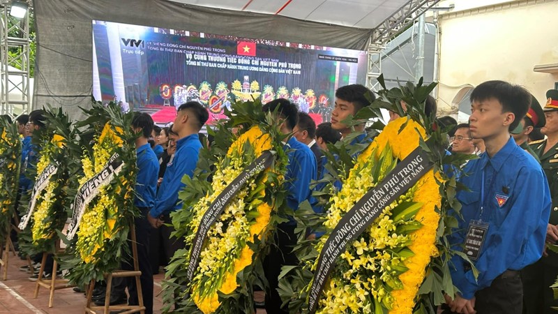 Người dân kính cẩn chờ viếng Tổng Bí thư Nguyễn Phú Trọng tại quê nhà Đông Anh