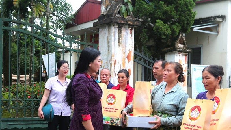 Hà Nội: Nhiều cơ quan, đơn vị thăm hỏi, tặng quà người dân bị lũ cô lập