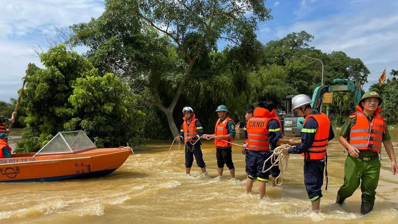 Công an huyện Chương Mỹ sát cánh cùng nhân dân trong cơn bão số 2