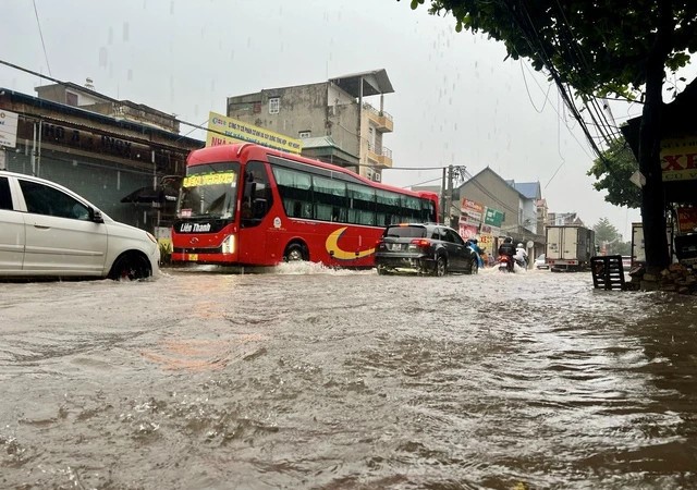 Hà Nội mưa cả ngày, nhiều tuyến phố ngập sâu 