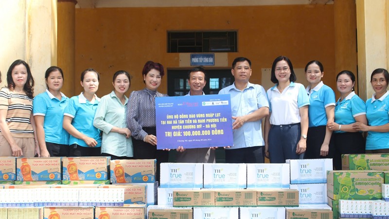 ​Báo Phụ nữ Thủ đô chia sẻ khó khăn với nhân dân vùng “rốn lũ” huyện Chương Mỹ