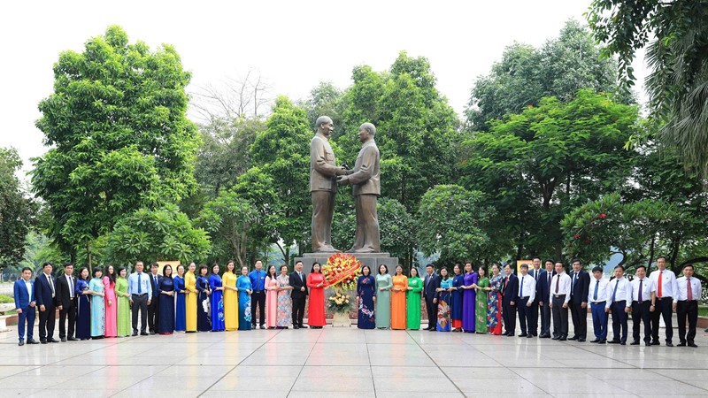 Đại biểu MTTQ Việt Nam thành phố Hà Nội dâng hoa tại Tượng đài Bác Hồ - Bác Tôn