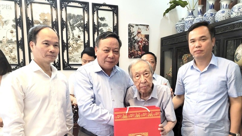 Phát huy truyền thống vẻ vang của các đồng chí lão thành cách mạng