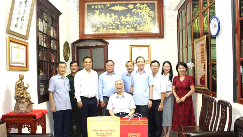 Phó Bí thư Thành ủy Hà Nội Nguyễn Văn Phong thăm, tri ân cán bộ lão thành cách mạng