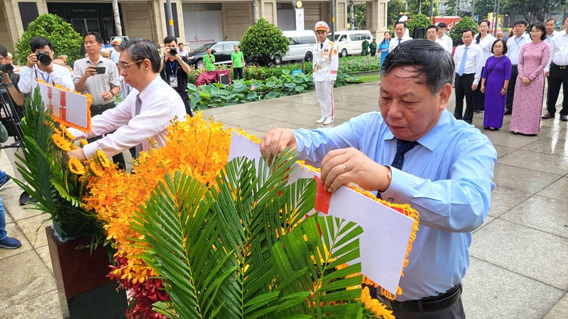 Lãnh đạo TP Hà Nội, TP Hồ Chí Minh dâng hương Chủ tịch Hồ Chí Minh, Chủ tịch Tôn Đức Thắng