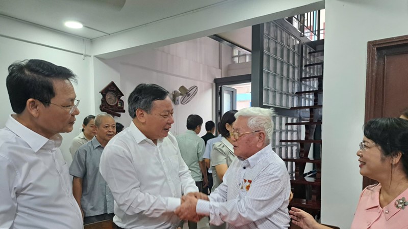 ​  Đoàn đại biểu TP Hà Nội thăm các chiến sĩ lão thành tham gia giải phóng Thủ đô