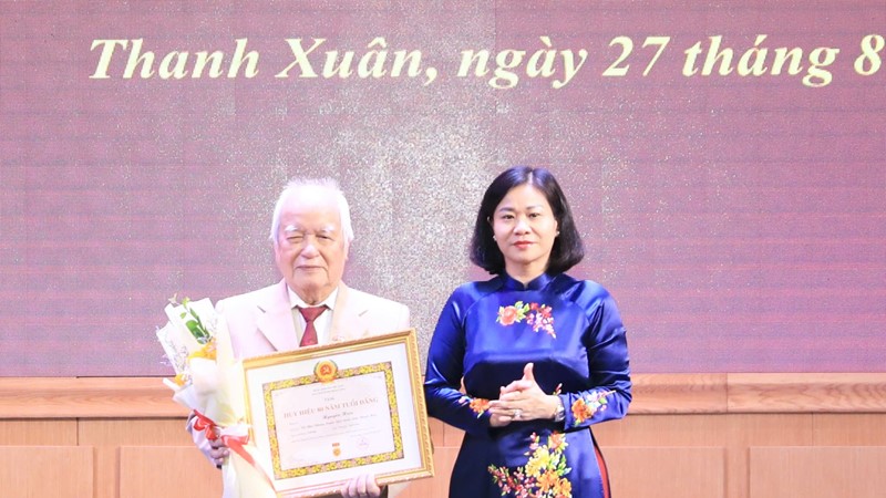 Phó Bí thư Thường trực Thành ủy Nguyễn Thị Tuyến trao tặng Huy hiệu Đảng tại quận Thanh Xuân