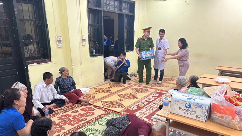 Lũ trên sông Hồng tại Hà Nội vượt báo động 2, đã di dời hơn 1.000 người dân