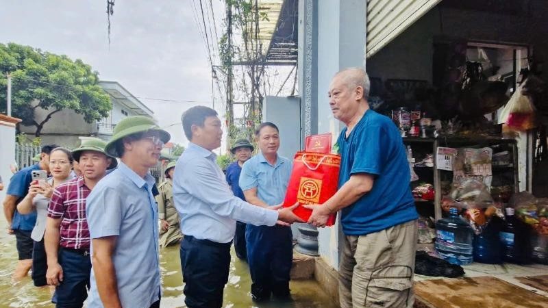 Trưởng ban Dân vận Thành ủy Đỗ Anh Tuấn kiểm tra, tặng quà các hộ dân vùng lũ Quốc Oai