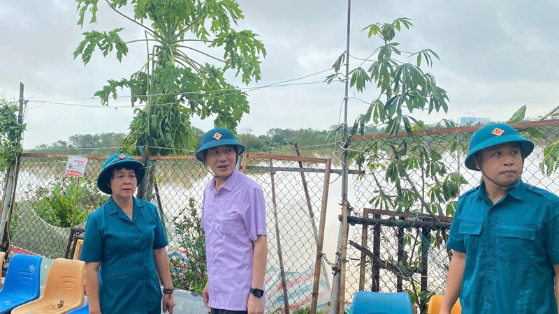 Ban Dân vận quận Ba Đình chung tay hỗ trợ người dân khắc phục hậu quả cơn bão