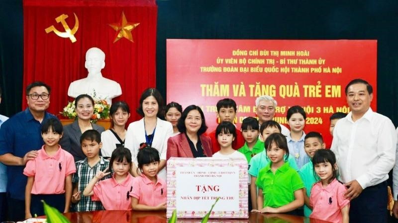 Bí thư Thành uỷ Hà Nội tặng quà Trung thu cho trẻ mồ côi Trung tâm Bảo trợ xã hội 3 Hà Nội 