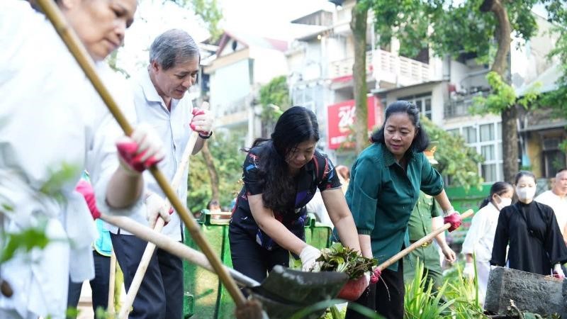 Bí thư Thành ủy Hà Nội cùng người dân Thủ đô tổng vệ sinh môi trường khắc phục hậu quả bão số 3