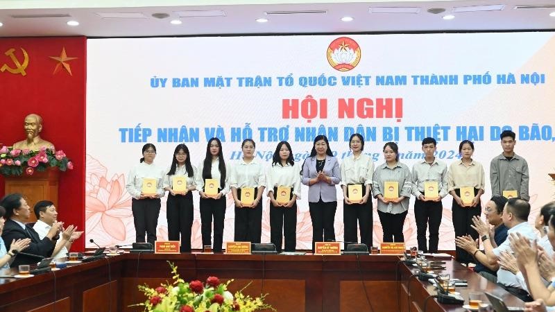 Ủy ban MTTQ Việt Nam TP Hà Nội tiếp nhận ủng hộ và trao hỗ trợ cho sinh viên các tỉnh bị ảnh hưởng bão số 3