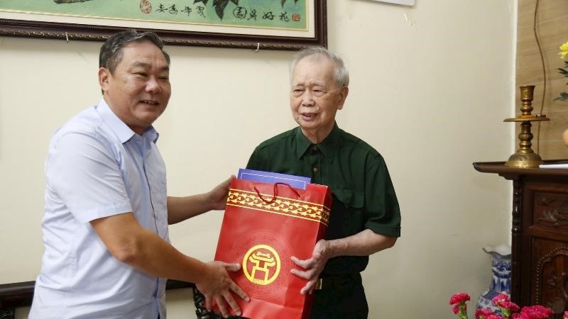 Lãnh đạo Thành phố Hà Nội thăm, tặng quà chiến sĩ giải phóng Thủ đô
