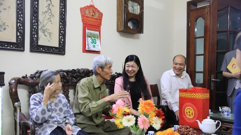 Chủ tịch Ủy ban MTTQ Việt Nam thành phố thăm, tặng quà cựu chiến binh trực tiếp tiếp quản Thủ đô