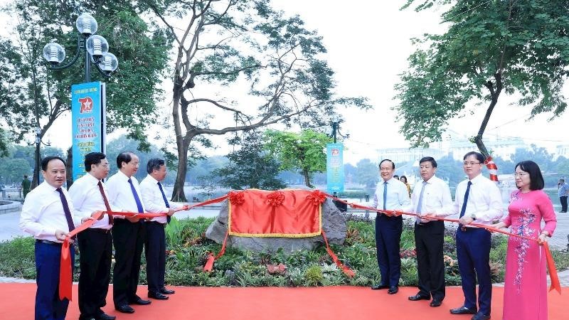 ​  Quận Hai Bà Trưng gắn biển công trình vườn hoa hồ Thiền Quang kỷ niệm 70 năm ngày Giải phóng Thủ đô