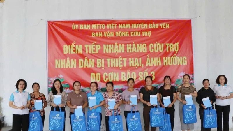 Hội LHPN Hà Nội sẻ chia khó khăn với Hội phụ nữ huyện Bảo Yên (Lào Cai) bị ảnh hưởng nặng nề trong cơn bão số 3