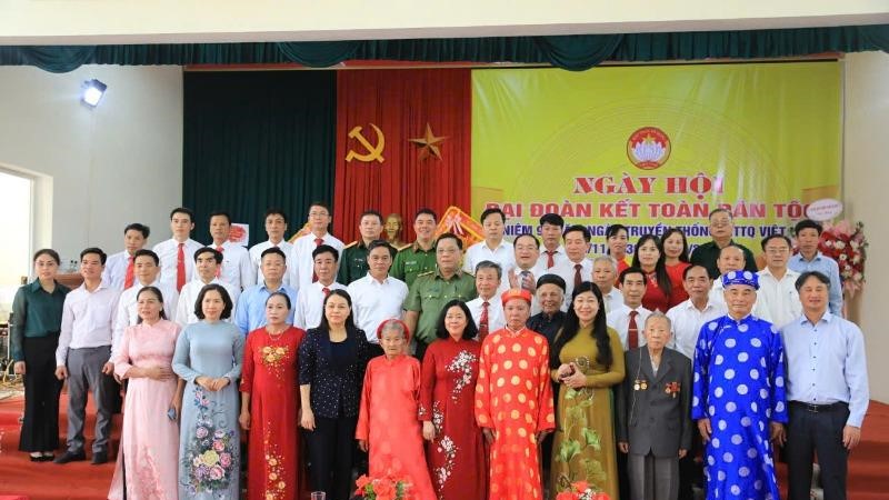 Bí thư Thành ủy Hà Nội Bùi Thị Minh Hoài chung vui cùng Ngày hội đại đoàn kết dân tộc tại xã Bột Xuyên, huyện Mỹ Đức