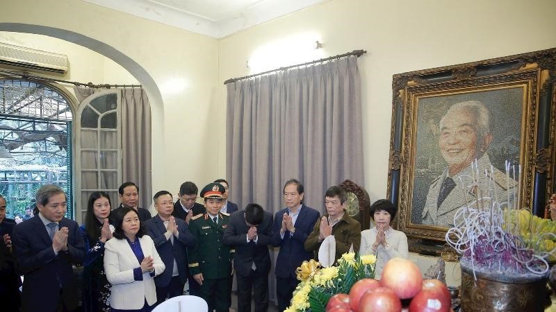 ​  Bí thư Thành ủy Hà Nội Bùi Thị Minh Hoài thắp hương tưởng niệm Đại tướng Võ Nguyên Giáp
