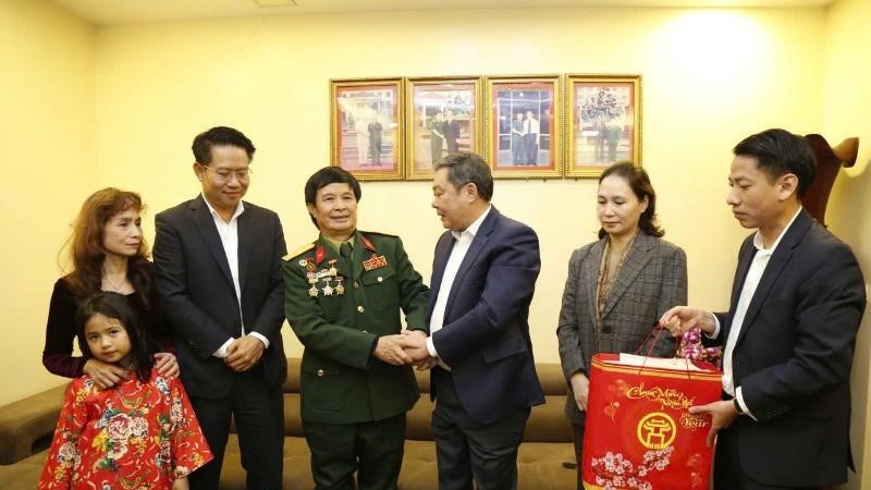 Phó Chủ tịch Thường trực UBND thành phố Hà Nội tặng quà cho các gia đình chính sách quận Hà Đông