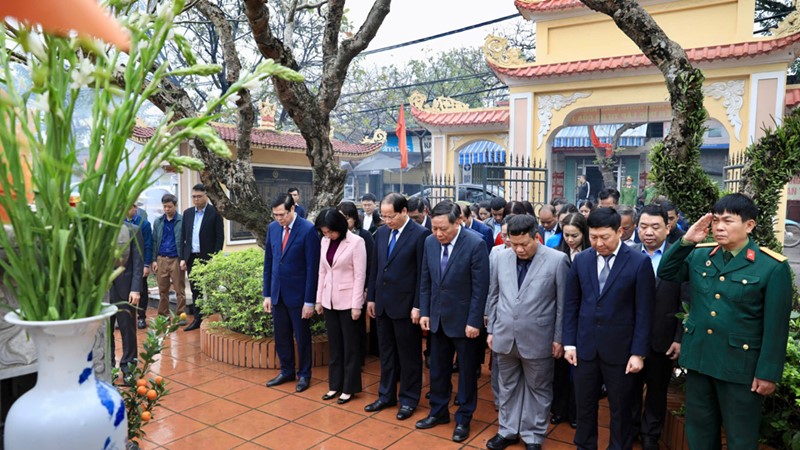 Lãnh đạo Thành phố Hà Nội dâng hương tưởng nhớ đồng chí Đỗ Ngọc Du - Bí thư Thành ủy Hà Nội đầu tiên