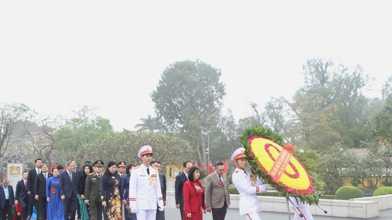 Lãnh đạo thành phố Hà Nội viếng Chủ tịch Hồ Chí Minh và các Anh hùng liệt sĩ