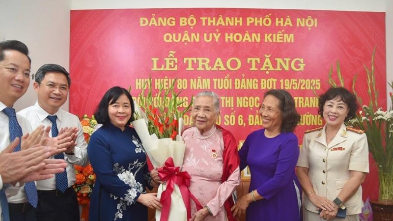 Bí thư Thành ủy Hà Nội Bùi Thị Minh Hoài trao tặng Huy hiệu 80 năm tuổi Đảng