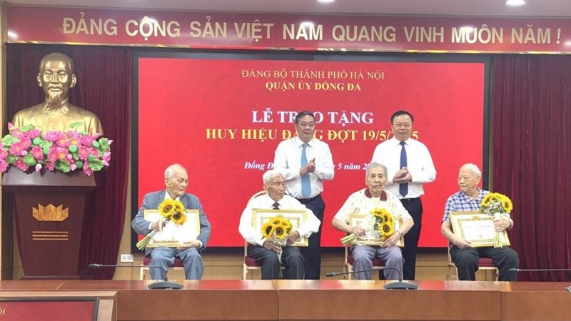 Phó Chủ tịch Thường trực UBND Thành phố Lê Hồng Sơn trao Huy hiệu Đảng tại quận Đống Đa