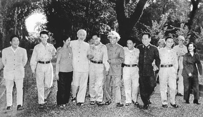  Bác vẫn cùng chúng cháu hành quân