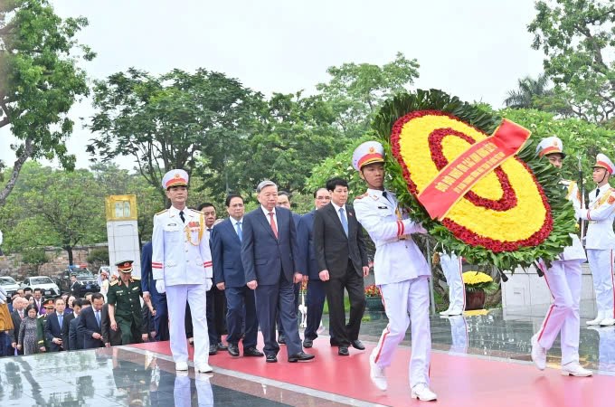 Lãnh đạo Đảng, Nhà nước và TP Hà Nội vào Lăng viếng Bác