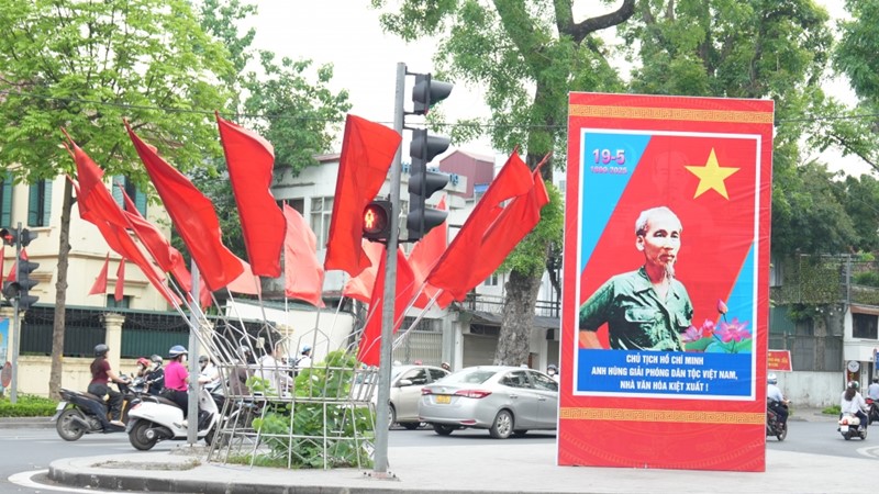 Phố phường Hà Nội rực rỡ cờ hoa kỷ niệm 135 năm Ngày sinh Chủ tịch Hồ Chí Minh