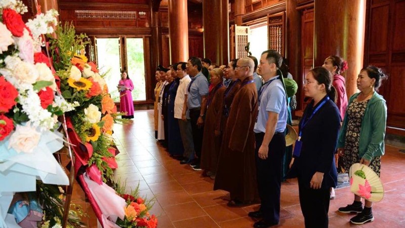 Đoàn Mặt trận Tổ quốc TP Hà Nội tri ân quê Bác, trao quà học sinh khó khăn