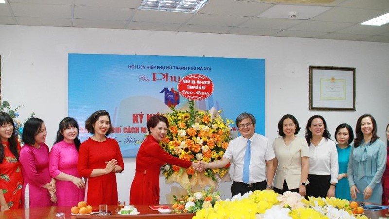 Phó Chủ tịch UBND Thành phố Trương Việt Dũng đến thăm, chúc mừng báo Phụ nữ Thủ đô nhân ngày 21/6
