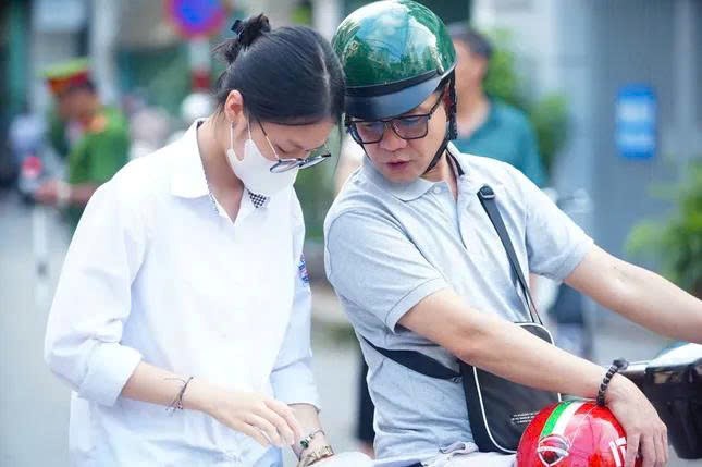 Hà Nội: Phụ huynh “chia lửa” cùng thí sinh!